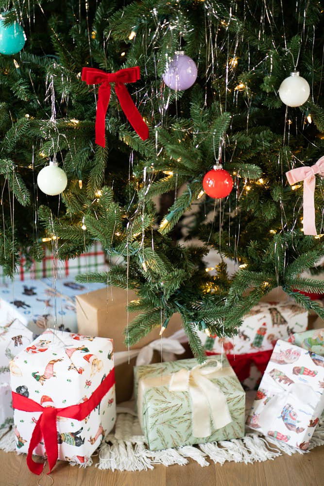 Gift Wrap: Holiday Dogs Roll