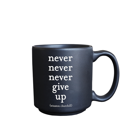 Mugs (Mini Espresso): Never Give Up (Winston Churchill)